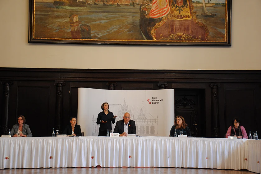 Die Senatsmitglieder stellen die Beschlüsse der heutigen Senatssitzung vor: Senatorin Kristina Vogt, Senatorin Claudia Bernhard, Bürgermeister Andreas Bovenschulte, Senatorin Anja Stahmann und Senatorin Claudia Bernhard (v.li.)