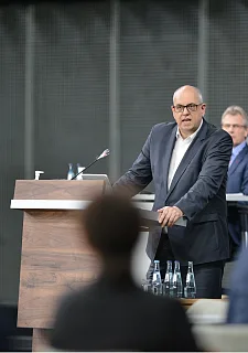Bremens Bürgermeister Andreas Bovenschulte spricht zu den Abgeordneten der Bremischen Bürgerschaft