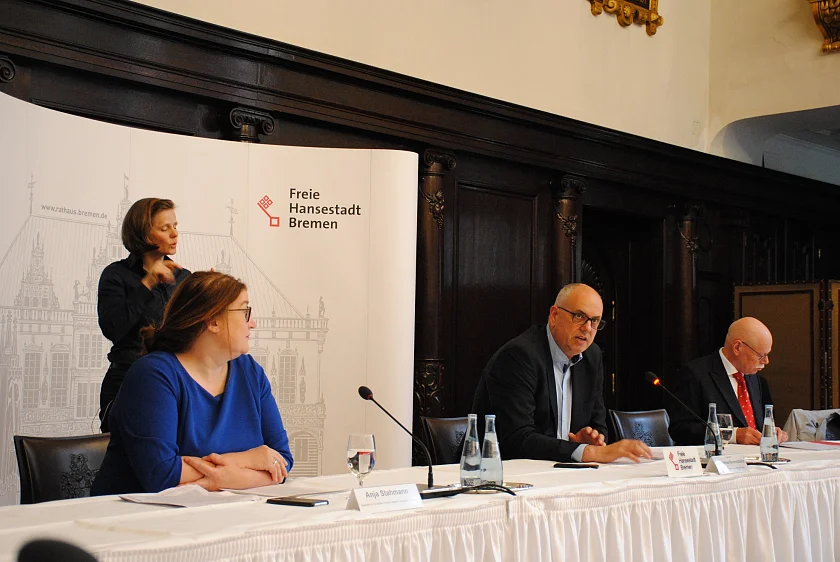 Berichten auf der Senatspressekonferenz aus der aktuellen Senatssitzung: Senatorin Anja Stahmann, Bürgermeister Andreas Bovenschulte und Senator Ulrich Mäurer (v.l.)