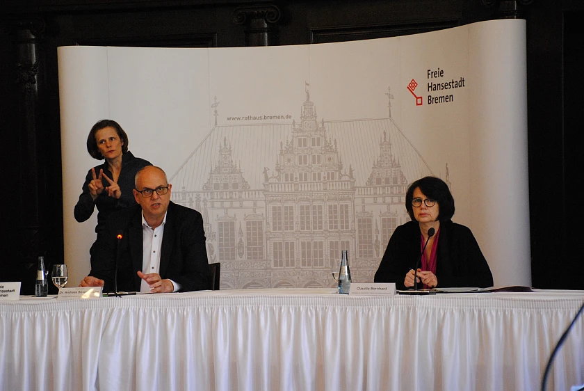 Bürgermeister Andreas Bovenschulte und Senatorin Claudia Bernhard informieren in der Pressekonferenz über die Beschlüsse des Senats