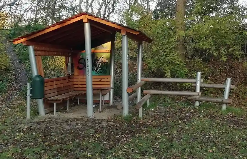 Der Jugendunterstand auf dem Spielplatz Vorkampsweg