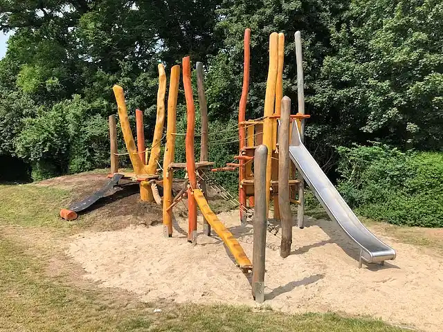 Die Spielanlage auf dem Spielplatz Reddersenstraße