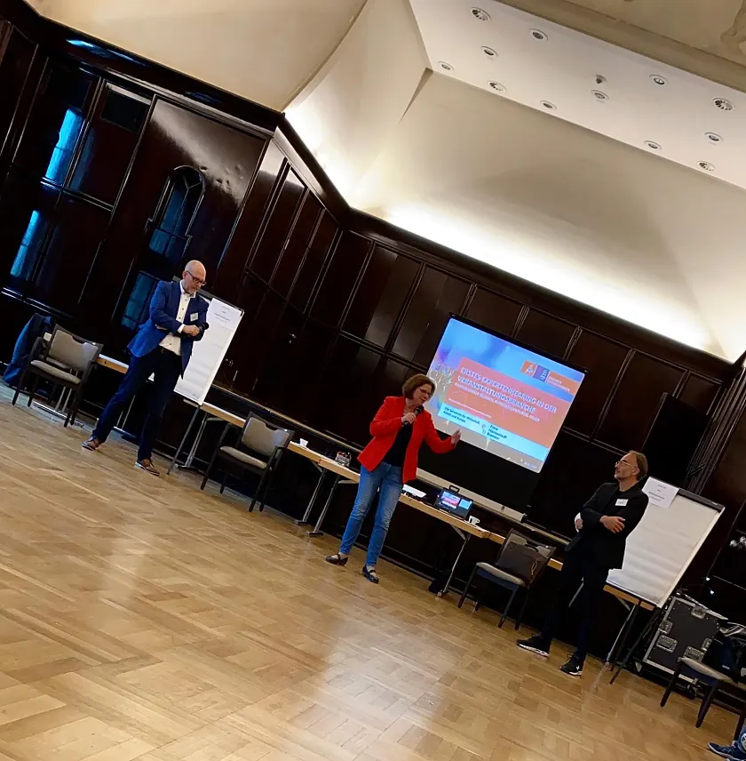 Senatorin Vogt und Co-Moderator Oliver Heinz (re.) und Ressortsprecher Kai Stührenberg eröffnen den Workshop