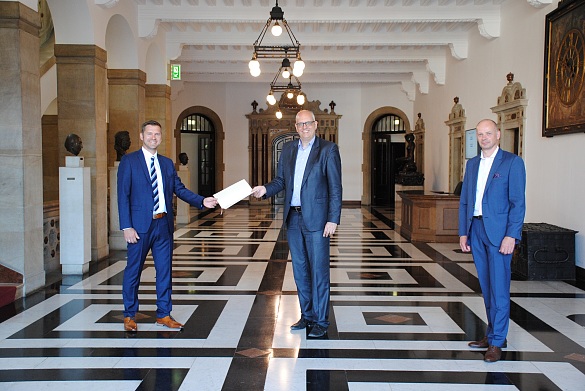 Urkundenübergabe im Rathaus: Ortsamtsleiter Oliver Fröhlich, Bürgermeister Andreas Bovenschulte und Beiratssprecher Hans-Gerd Thormeier