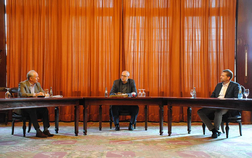 Physisch auf Distanz - in der Sache aber nah beieinander: Bürgermeister Bovenschulte mit den Ortsamtsleitern Schlüter (li.) und Bohelke (re.) während des Pressegesprächs im Senatssaal des Rathauses