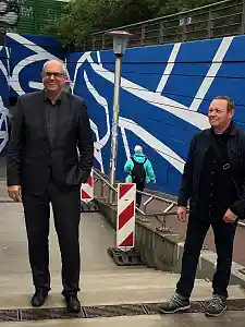 Bürgermeister Bovenschulte mit dem Künstler Constantin Jaxy (re.)