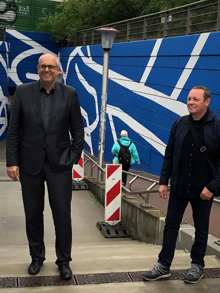 Bürgermeister Bovenschulte mit dem Künstler Constantin Jaxy (re.)