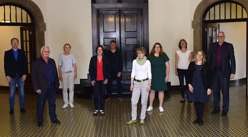Das Foto zeigt v.l.n.r.:  René Böhme, Wolfgang Luz, Heike Binne, Senatorin Kristina Vogt, Thomas Schwarzer, Sandra Ahlers, Senatorin Anja Stahmann, Nicole Tempel, Senatorin Maike Schaefer und Bürgermeister Andreas Bovenschulte