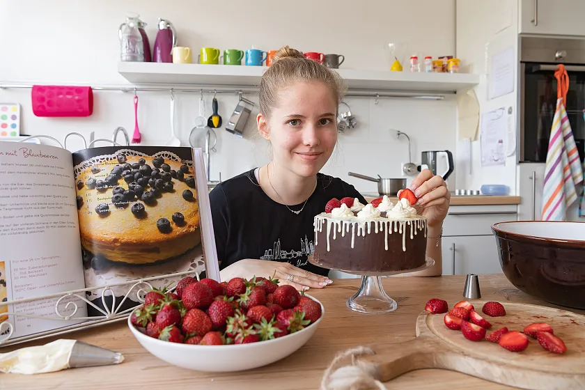 Ausgezeichnet: Frieda Balsies gewann die Jury für ihre Idee eines eigenen Kochbuchs und erhielt den School Up-Gründungspreis in der Kategorie Klasse Fünf bis Neun. Foto: © Starthaus Bremen / Jan Rathke