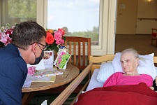 Johanna Rehfeldt und ihr Enkel Hans-Peter Keck an ihrem 110. Geburtstag © Caritas Bremen