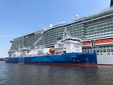 Der "IONA" wird von einem Spezialschiff befüllt Foto: Hanstestadt Bremisches Hafenamt