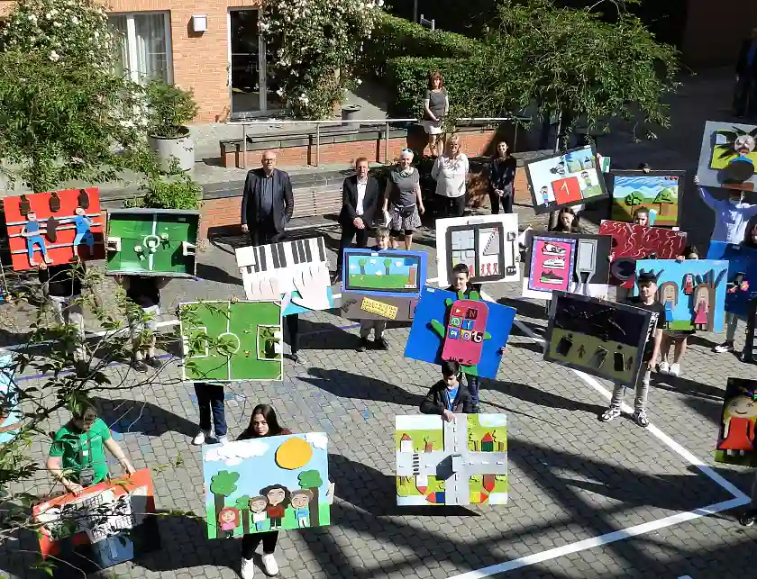 Schülerinnen und Schüler der Oberschule Ohlenhof präsentieren ihre Pappreliefs. Dahinter: Bürgermeister Dr. Andreas Bovenschulte, Dr. Thomas Köcher (Leiter Landeszentrale für politische Bildung Bremen), Dominika Pioskowik (Kultur vor Ort, Projektleitung „Kunst, los!“), Christiane Gartner (Geschäftsführung Kultur vor Ort e.V) Foto: LzpolB