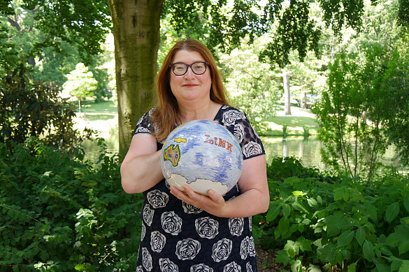 Sozialsenatorin Anja Stahmann übernimmt am Mittwoch, 1. Juli 2020, mit dem Globus als Symbol für die Vielfalt den Vorsitz der 16. Integrationsministerkonferenz vom Bundesland Brandenburg. 