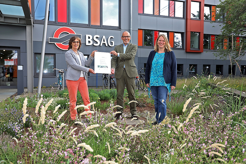 Bürgermeisterin und Klimaschutzsenatorin Dr. Maike Schaefer und Christine Cramm, Vorsitzende des de BUND Landesverbands Bremen, gratulieren BSAG-Vorstand Hajo Müller zur Auszeichnung "Orte der biologischen Vielfalt"                Foto: BSAG Rospek