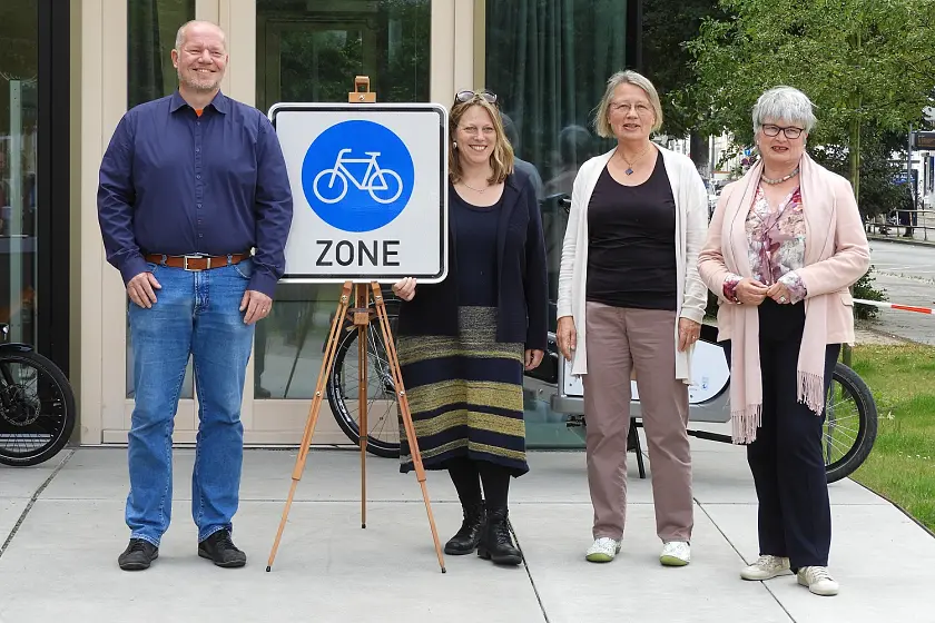 Projektpartner für das Fahrradmodellquartier Alte Neustadt (v.l.n.r.): Sven Eckert (Geschäftsführer ADFC Bremen); Senatorin Dr. Maike Schaefer, Annemarie Czichon (Leiterin Ortsamt Neustadt); Prof. Dr. Karin Luckey (Rektorin Hochschule Bremen) © Pressestelle SKUMS