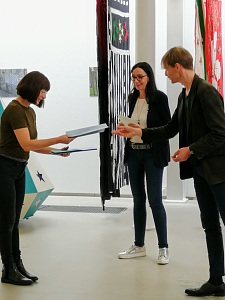 Effrosyni Kontogeorgou (links) erhält von Kultur-Staatsrätin Carmen Emigholz und dem Kurator der Städtischen Galerie, Dr. Ingmar Lähnemann, den 43. Förderpreis für Bildende Kunst. 