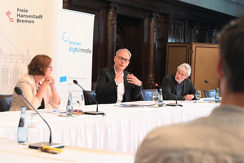 Senatorin Kristina Vogt, Björn Portillo (Mitte) und Dr. Günter Warsewa stellen im Rathaus die aktuelle Studie zur IT-Branche des Landes Bremen vor