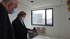 Jens Kruse vom Architekturbüro Haslob, Kruse + Partner erläutert Bürgermeister Bovenschulte den Neubau des Fraunhofer-Instituts MEVIS