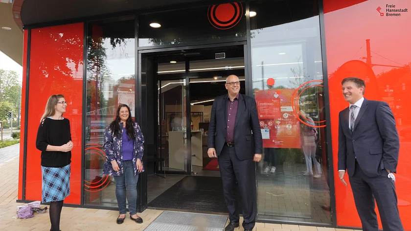 Vor der Stadtteilfiliale der Sparkasse: Ortsamtsleiterin Inga Köstner, Beiratssprecherin Heike Menz, Bürgermeister Andreas Bovenschulte und Filialleiter Marc Erigson (von li. nach re.)