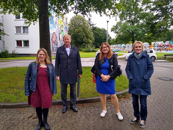 Das Foto zeigt vlnr: Senatorin Dr. Maike Schaefer, Gewoba-Vorstandsvorsitzender Peter Stubbe, Senatorin Anja Stahmann und Quartiersmanagerin Heike Binne in Lüssum 