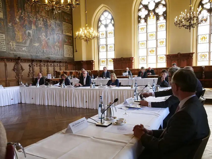 Bürgermeister Bovenschulte begrüßt die Teilnehmenden zum Auftakt des Innenstadt-Gipfels Foto: Senatspressestelle