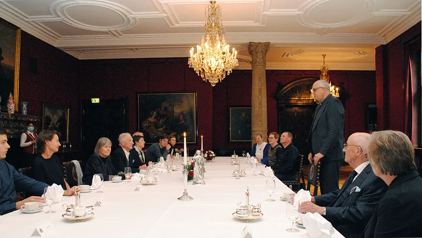 Bürgermeister Andreas Bovenschulte (stehend) begrüßt die Gäste der Kaffeetafel zum 90. Geburtstag von Ehrenbürger Klaus Hübotter – auf der linke Seite Klaus Hübotter (4. von li.) und seine Familie, auf der rechten Seite vorne im Bild Karin und Uwe Hollweg, rechts hinten Constantin und Jutta Jaxy und Birgitt Rambalski, Protokollchefin des Bremer Rathauses