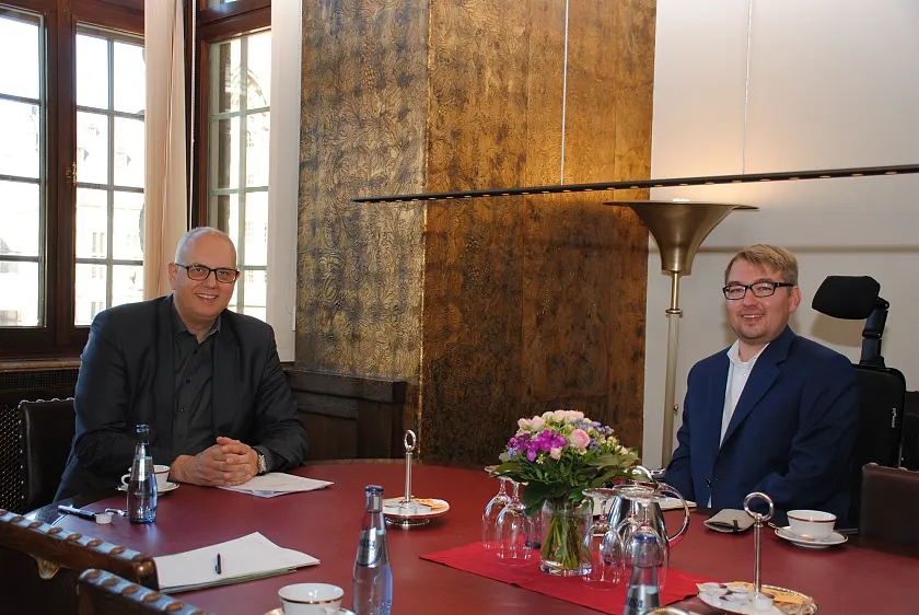 Bürgermeister Andreas Bovenschulte im Gespräch mit Arne Frankenstein (re.)