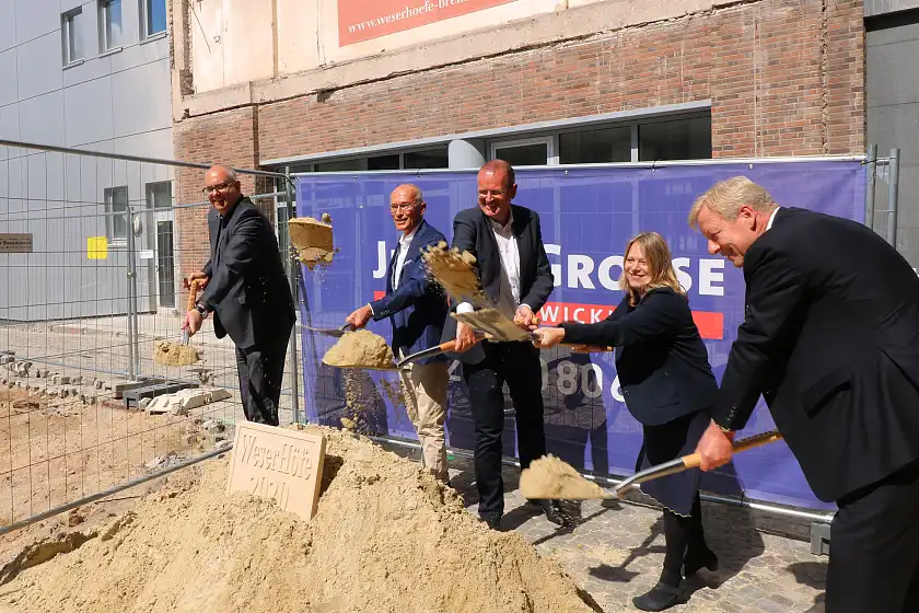 Offizieller "erster Spatenstich" für die "WeserHöfe": Bürgermeister Andreas Bovenschulte, die Justus Grosse Gesellschafter Joachim Linnemann und Clemens Paul, Bürgermeisterin Maike Schaefer und Peter Stubbe, Vorstandsvorsitzender  GEWOBA 
