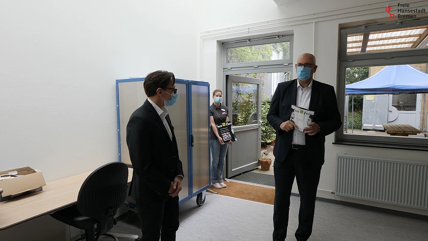 Tom Pichelmann vom Bürgerzentrum Neue Vahr stellt Bürgermeister Bovenschulte das ESF Projekt "Face 2 Face" vor