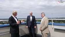 Über den Dächern der Vahr - Bürgermeister Bovenschule im Gespräch mit dem Vorstandsvorsitzender der GEWOBA, Peter Stubbe und Manfred Sydow, Mitglied des Vorstands