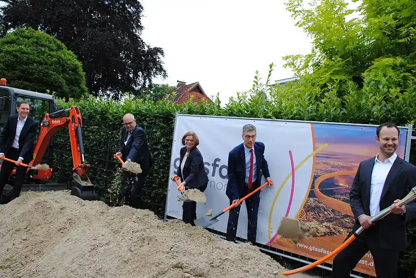 Tatkräftig beim symbolischen ersten Spatenstich: Bürgermeister Bovenschulte und Wirtschaftssenatorin Vogt zusammen mit Torsten Köhne (swb; 2.v.r.), Christoph Meurer (li.) und Oliver Prostak (re.; beide von Glasfaser Nordwest)