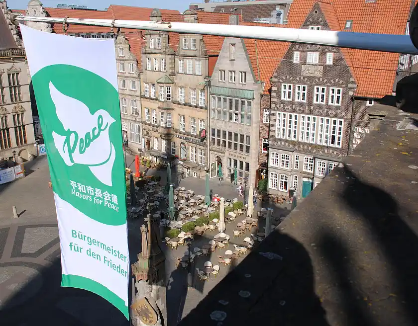 Flagge weht am Bremer Rathaus 
