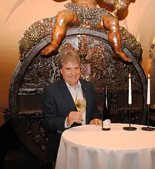 Ratskellermeister Karl-Josef Krötz präsentiert den Bremer Senatswein 2019