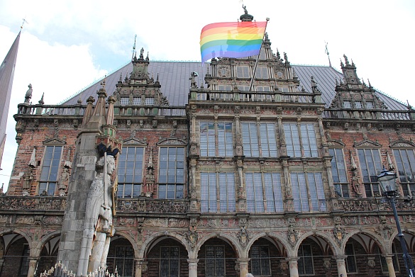 Im Zeichen der Vielfalt: UNESCO-Welterbe Bremer Rathaus & Roland mit Regenbogenflagge