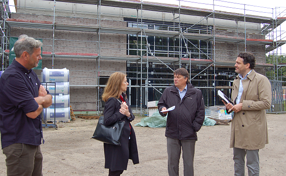 Schulleiter Achim Kaschub, Susanne Kirchmann, Dietmar Strehl und Jan Hartung vor dem neuen Hauptgebäude der Oberschule Hermannsburg. 