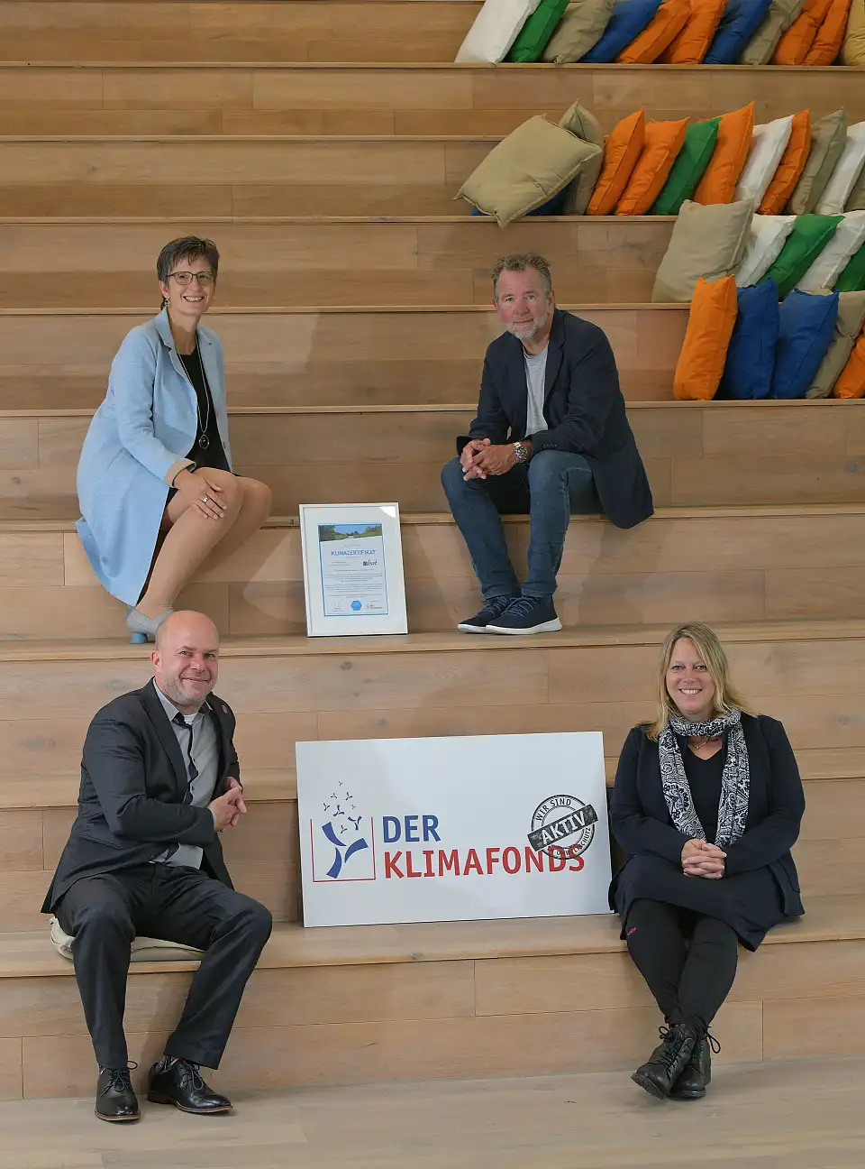 Bürgermeisterin sowie Klimaschutz- und Umweltsenatorin Dr. Maike Schaefer (unten rechts) freut sich gemeinsam mit Martin Schulze (unten links) von der Geschäftsstelle Umwelt Unternehmen und den abat Vorständen Gyde Wortmann und Hinrich Meisterknecht über den Beitrag der abat AG für den „Klimafonds“. ©PUU_Bahlo