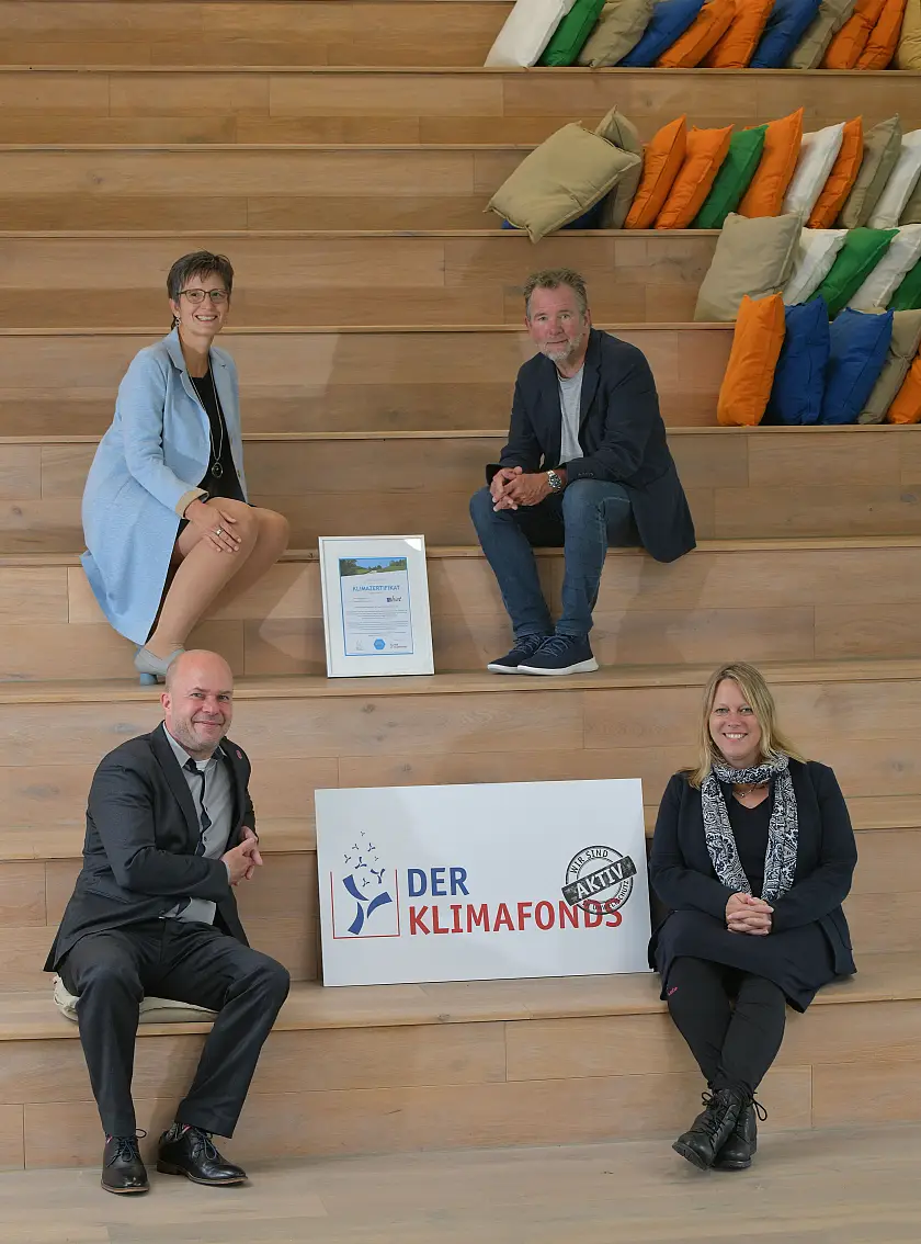 Bürgermeisterin sowie Klimaschutz- und Umweltsenatorin Dr. Maike Schaefer (unten rechts) freut sich gemeinsam mit Martin Schulze (unten links) von der Geschäftsstelle Umwelt Unternehmen und den abat Vorständen Gyde Wortmann und Hinrich Meisterknecht über den Beitrag der abat AG für den „Klimafonds“. ©PUU_Bahlo