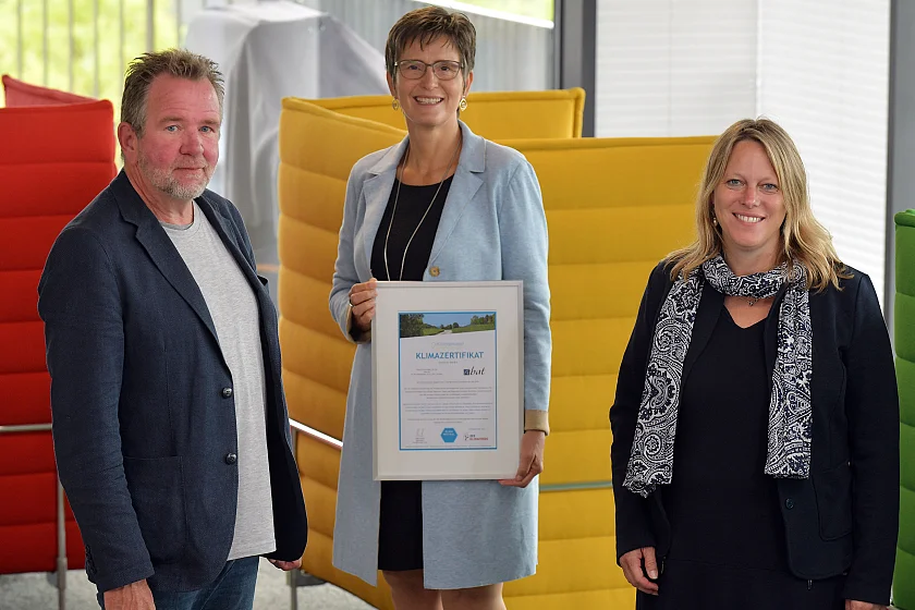 Für Bürgermeisterin sowie Klimaschutz- und Umweltsenatorin Dr. Maike Schaefer (rechts) ist „Der Klimafonds“ eine Herzensangelegenheit. Sie überreichte das Klimaneutral-Zertifikat selbst an die abat-Vorstände Gyde Wortmann und Hinrich Meisterknecht. ©PUU_Bahlo