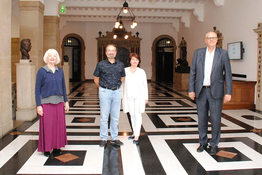 Bürgermeister Bovenschulte empfing im Rathaus Daniel Ratchev, Sänger am Theater Bremen, mit seiner Frau Aneta Ratcheva und Brigid Guinan (links)