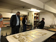 Bürgermeister Bovenschulte (links ) Staatsrätin Emigholz besuchten die Druckwerkstatt von Klaus Zwick Fotos: Künstlerhaus Bremen