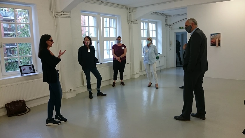 Gespräch in der Galerie des Künstlerhauses: Staatsrätin Emigholz, Ilka Rautenstrauch, und Carla Frese (beide GEDOK), Antje Schneider vom BBK und Bürgermeister Bovenschulte (von links) Fotos: Künstlerhaus Bremen