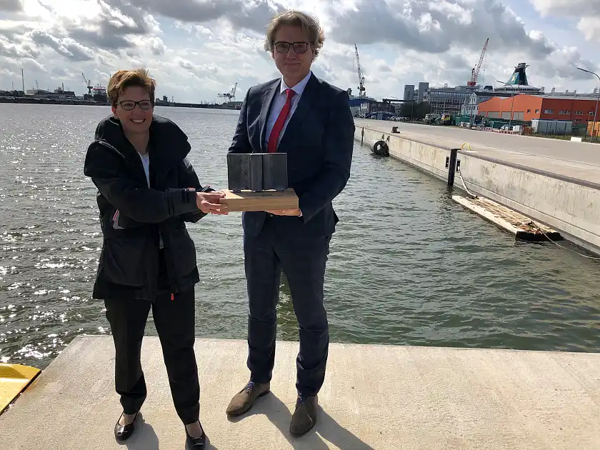 Senatorin Dr. Schilling (links) mit dem bremenports-Geschäftsführer Robert Howe