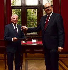 Bürgermeister Andreas Bovenschulte überreicht Jürgen Albrecht das Verdienstkreuz am Bande