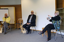 Wilma Warbel zeigt Bürgermeister Andreas Bovenschulte die zahlreichen Angebote des gtp – mit im Bild Helmut Zachau