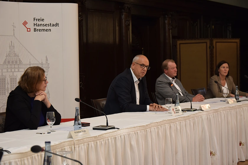 Senatorin Kristina Vogt, Bürgermeister Bovenschulte, Rudolf Robrahn, Vorsitzender des Schaustellerverbandes des Landes Bremen und Susanne Keuneke, Vorsitzende des Vereins der Schausteller und Marktkaufleute (v.l.n.r.)