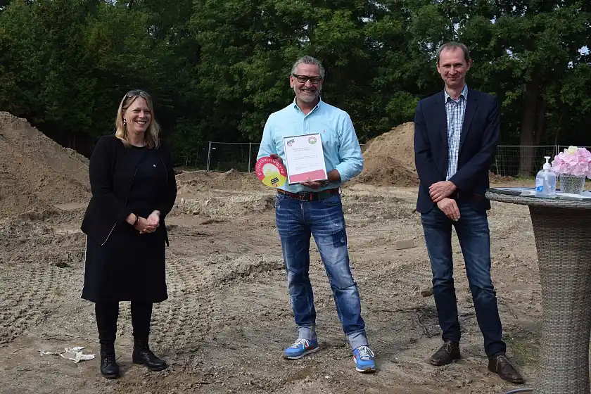 Klimaschutzsenatorin Dr. Maike Schaefer, Olaf Mosel, Geschäftsführer M Projekt GmbH & Co. KG und Martin Grocholl, Geschäftsführer der Klimaschutzagentur energiekonsens (v.l.n.r.)  (© energiekonsens)