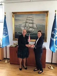 Senatorin Dr. Schilling (rechts) überreicht der Universitäts-Präsidentin Dr. Doumbia-Henry die Speckflagge