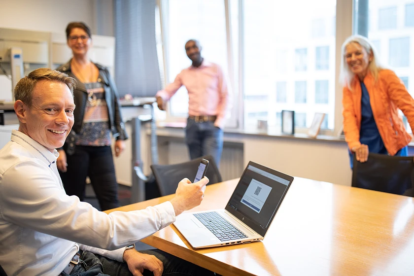 Finaler Test: Sebastian Mannl überzeugt sich im Beisein der Macher*innen von den Vorteilen des neuen Online-Angebots (Von Links: Sebastian Mannl, Suzana Krajinovic, Claude Kenfack und Evelin Wöstenkühler vom Senator für Finanzen)