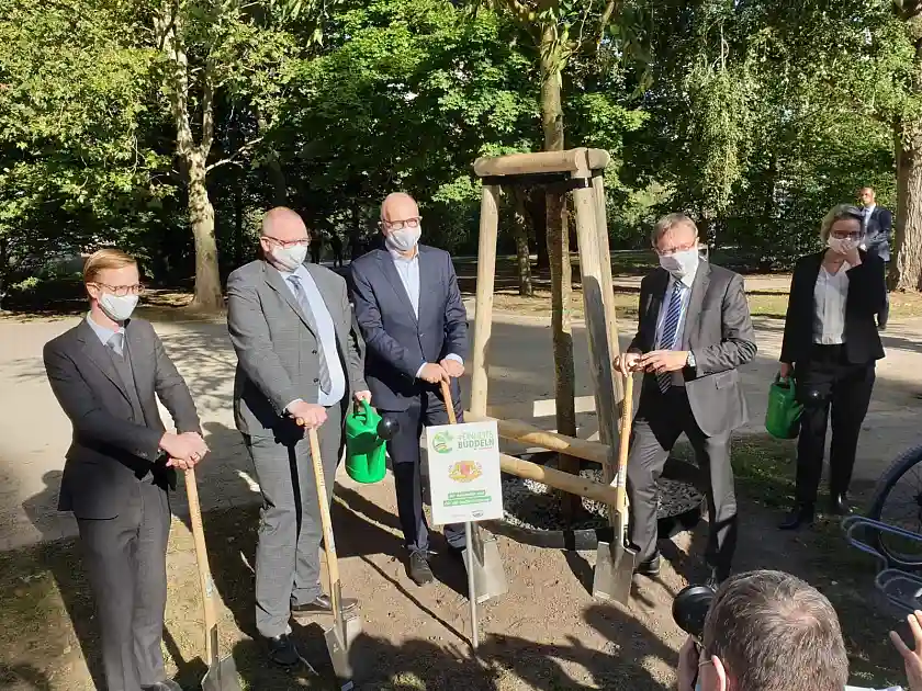 Staatsrat Joachim (2.v.l.) beim #Einheitsbuddeln mit Ministerpräsident Woidke (re. daneben) und Vertreter/innen aus weiteren Ländern  [Foto: Senatspressestelle]