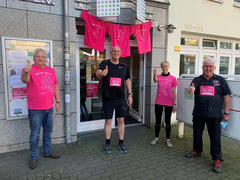 Zwischenstopp beim Venuslauf bei der Bremer Krebsgesellschaft: Bürgermeister Dr. Andreas Bovenschulte (2. v.li.), Dr. med. Reinhard Hübotter (2. Vorsitzender), Marie Rösler (hauptamtliche Geschäftsführerin der Bremer Krebsgesellschaft) und Geschäftsführender Vorstand Wilfried Hautop (von links)